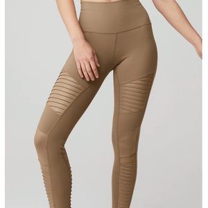 ALO YOGA HIGH WAISTED MOTI LEGGING IN COLOR GRAVEL EUC SIZE SMALL